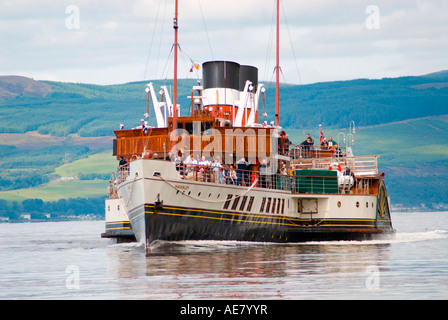 Battello a Vapore Waverley avvicinando Largs pier il Firth of Clyde, Scozia. Foto Stock