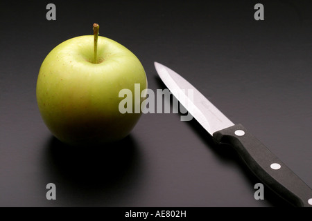 Apple con un coltello Foto Stock