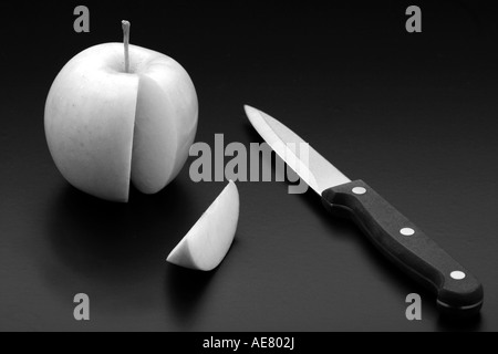 Apple tagliato con un coltello Foto Stock