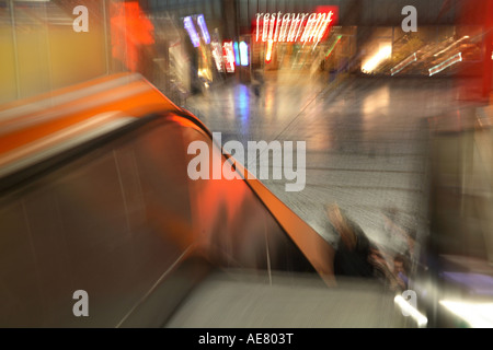 Escalator presso la stazione ferroviaria sud, Austria, Vienna Foto Stock