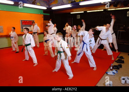 I bambini che imparano il judo presso un centro giovanile a Abingdon Oxfordshire UK Foto Stock