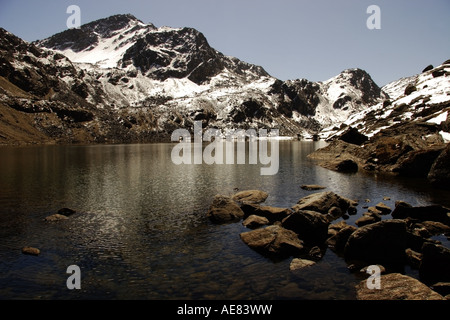 Il lago Santo Gosaikunda in nepalese montagne himalayane Aprile 2007 Foto Stock