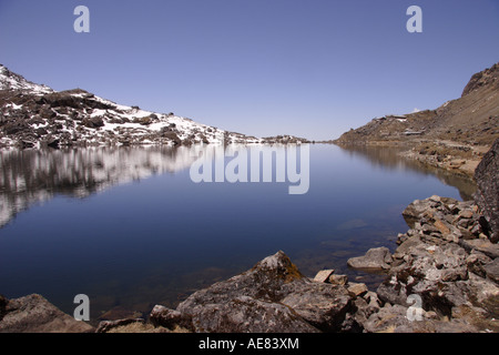 Il lago Santo Gosaikunda in nepalese montagne himalayane Aprile 2007 Foto Stock