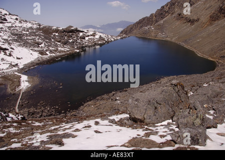 Il lago Santo Gosaikunda in nepalese montagne himalayane Aprile 2007 Foto Stock