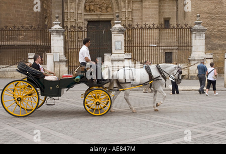 Giro in carrozza attraverso il Siviglia Andalusia Spagna Foto Stock