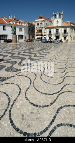 In bianco e nero di piastrelle a mosaico in , Cascais, nei pressi di Lisbona, Portogallo. Foto Stock