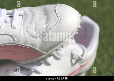 Close up womens bianco e rosa dei formatori Foto Stock