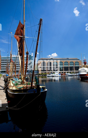 Thames chiatta a vela in St Katharines Haven dock a Londra Inghilterra Foto Stock