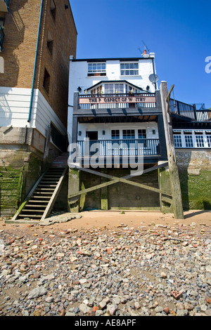 La prospettiva di Whitby pub sulla riva del fiume Tamigi a Londra Inghilterra Foto Stock