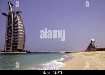 Il Burj Al Arab di sinistra e di Jumeira Beach Hotel Dubai Foto Stock