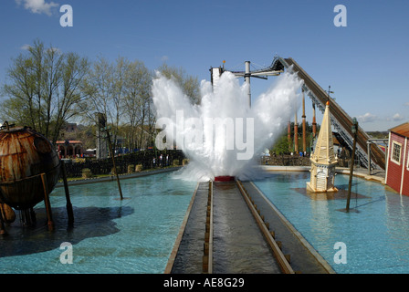 Onda di marea attrazione a Thorpe Park vicino a Londra, Surrey, Regno Unito Foto Stock