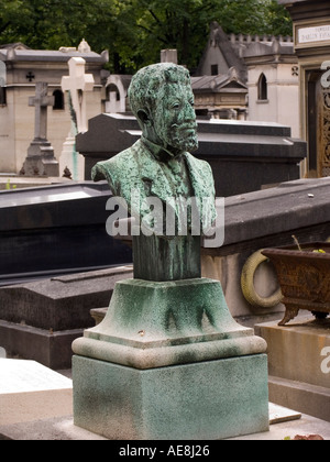 Statua sulla tomba a Cimetiere du Montparnasse Parigi Francia Foto Stock