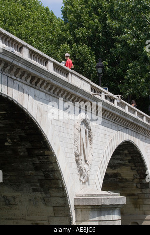 Formare fisarmonica giocatore si trova sul Pont Au Change Bridge Parigi Francia Foto Stock