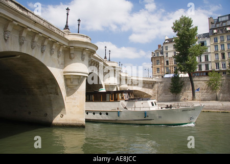 Senna barca passa sotto Pont Neuf Bridge Parigi Francia Foto Stock