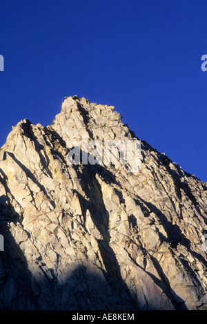 Cime sopra il lago del Tesoro in John Muir Wilderness, Inyo National Forest, Sierra Nevada, in California, Stati Uniti d'America Foto Stock