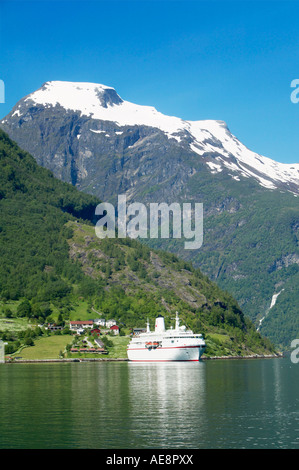 Una nave da crociera che sono ancorate al largo di Geiranger in Geirangerfjorden Stranda More og Romsdal Norvegia Foto Stock