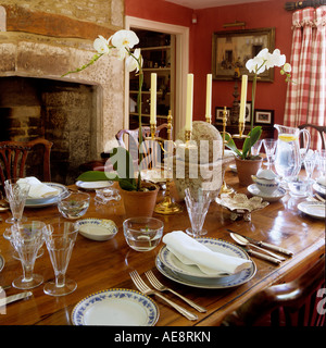 Close up di cui tavolo da pranzo e caminetto in pietra nel XVII secolo longhouse Foto Stock