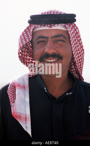 Giordano uomo beduino indossando una keffiyah un tradizionale velo arabo Wadi Rum Giordania Foto Stock