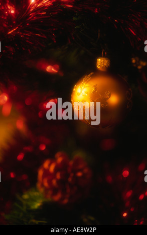 Pallina di natale appeso su albero di Natale Foto Stock
