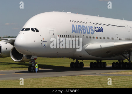 A380 Airbus A380 un nuovo grande double decker aereo di linea con equipaggio a terra Foto Stock