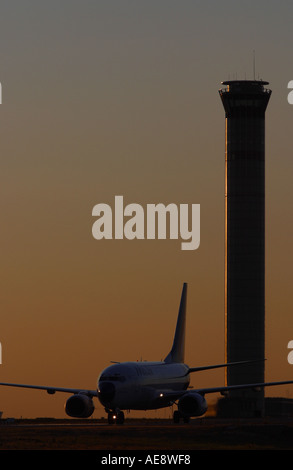 Aereo Aeroporto al crepuscolo e partenza con torre di controllo Foto Stock