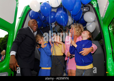 TV personality e chef Ainsley Harriott & Judith Chalmers a presentazione di minibus a scuola per i bambini con bisogni speciali Foto Stock