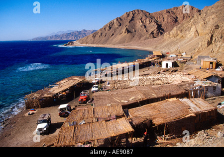 Vista sul caffè presso il Blue Hole Dahab famoso sito di immersione il Sinai egitto mare rosso Foto Stock