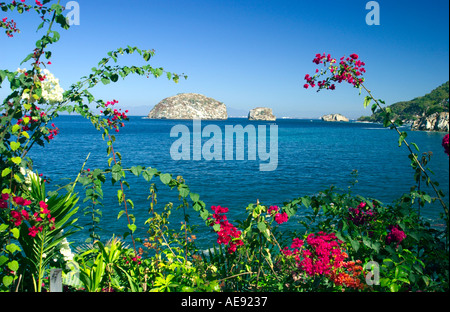 Los Arcos rocce di Banderas Bay come visto da di Mismaloya, Puerto Vallarta, Messico Foto Stock