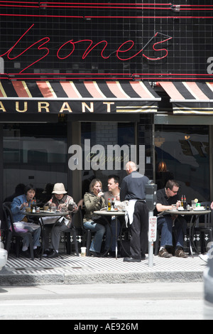 I turisti e i locali godendo il sole in corrispondenza di una piccola terrazza nel quartiere alla moda di North Beach San Francisco Foto Stock