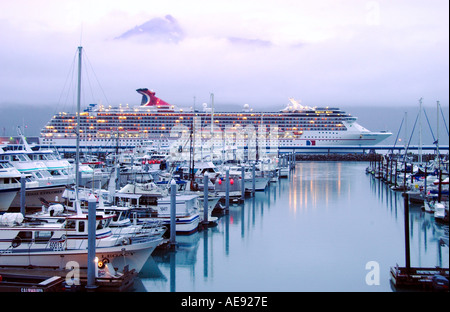 Una vista serale della marina e la nave da crociera Carnival spirito ancorata in Seward in Alaska, STATI UNITI D'AMERICA Foto Stock