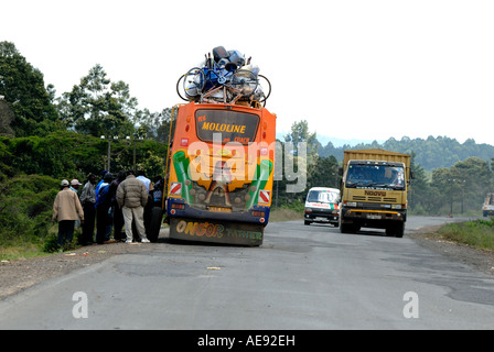 Ripartiti in pulmann sul principale Nairobi Kisumu road vicino al vertice di Mau Kenya Africa orientale Foto Stock