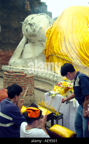 Wat Yai Chai Mongkol con fedeli al Grande Buddha sdraiato in un attraente impostazione archeologico in Ayutthaya, Thailandia Foto Stock