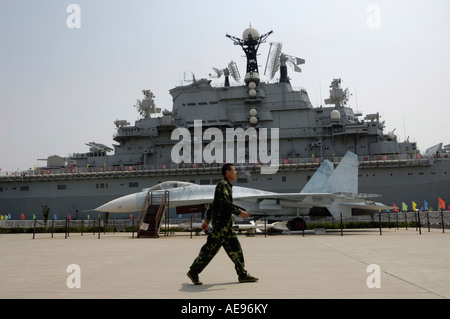 Aerei sovietici carrier e Kiev Su-27 in campo militare, il parco a tema della Cina Tianjin 19 Ago 2007 Foto Stock