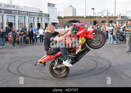 Moto stunt man a Ace Cafe UK London Ace Corner Foto Stock