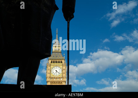 Big Ben e silhouette di Winston Churchill della statua, Londra Foto Stock