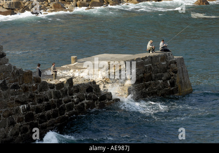 Danneggiato mare muro a Lamorna Cove, Cornwall, Inghilterra. Foto Stock