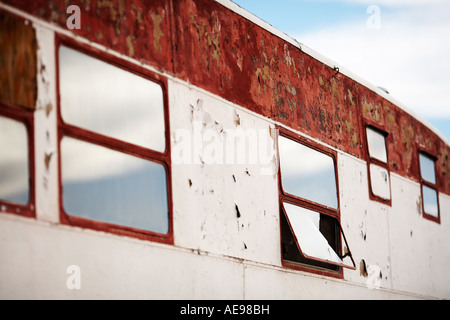 Sky riflessioni sulla Red Mobile Home a Bombay Beach Salton Sea California USA Foto Stock