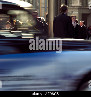 Lloyds of London City lavoratori e nero in movimento Londra taxi Foto Stock