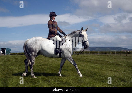 Pilota femmina su grigio mare cavallo e centrale di West Fife agricola annuale Mostra Giugno 2006 Foto Stock