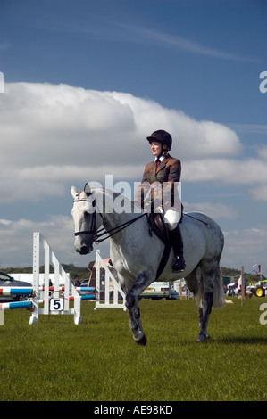 Pilota femmina su grigio mare cavallo e centrale di West Fife agricola annuale Mostra Giugno 2006 Foto Stock