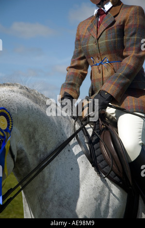 Anonimo pilota femmina su grigio mare cavallo e centrale di West Fife agricola annuale Mostra Giugno 2006 Foto Stock