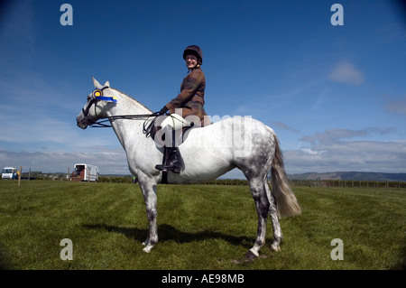 Pilota femmina su grigio mare cavallo a livello centrale e West Fife agricola annuale Mostra Giugno 2006 Foto Stock