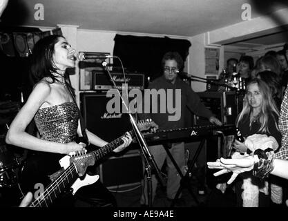 PJ Harvey suona in un piccolo bar nella sua città di Bridport in Dorset UK nei primi 1990 s Foto Stock