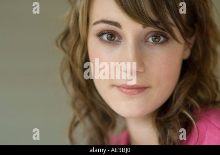 Giovane donna guardando la telecamera, close-up Foto Stock