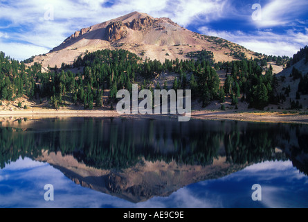 California Parco nazionale vulcanico di Lassen mattina presto la riflessione di Lassen Peak sul Lago di Helen Foto Stock