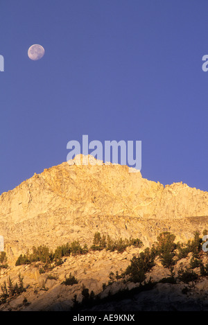 Cime sopra il lago del Tesoro in John Muir Wilderness, Inyo National Forest, Sierra Nevada, in California, Stati Uniti d'America Foto Stock