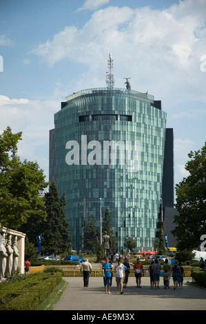 Le persone che entrano nel Parco Herastrau, Parcul Herastrau, da Charles de Gaull square, Bucarest, Romania, Europa UE Foto Stock