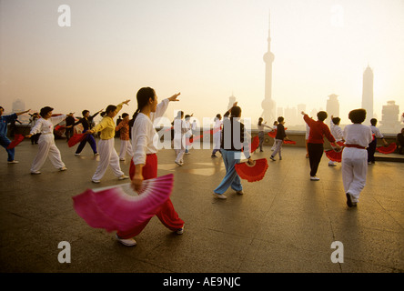 Shanghai Bund ginnastica mattutina di gruppo con lo skyline di Pudong in background Foto Stock