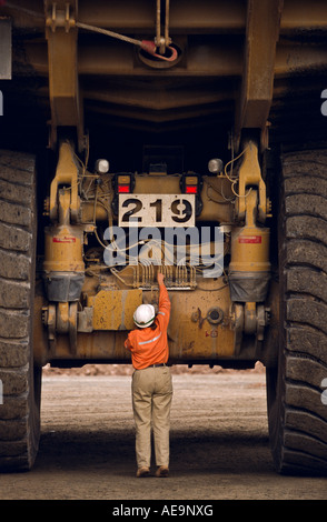 Ore truck driver, Australia Foto Stock