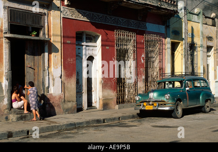 Vecchio American automobile parcheggiata di fronte all edificio multicolore su una stradina, Cienfuegos, Cuba Foto Stock